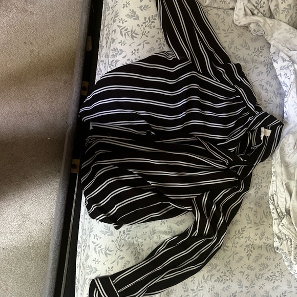 an H&M button-up shirt, US size 14 - Picture 3 of 5